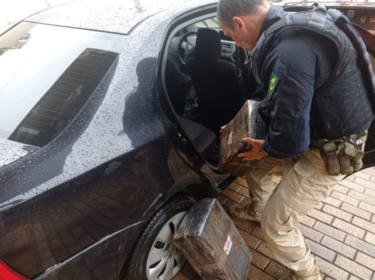 PRF de Ourinhos apreende maconha e veículos; motorista abandona carro e foge