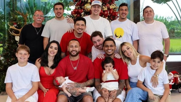 Neymar celebra natal com os filhos e ex-namorada: ‘Estão a coisa mais linda’ Neymar celebra natal com os filhos e ex-namorada: ‘Estão a coisa mais linda’