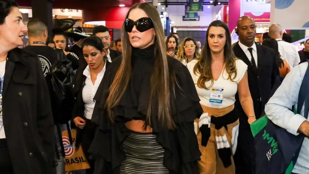 De barriga de fora, Deborah Secco atrai olhares em aeroporto: ‘Vc deslumbrante’