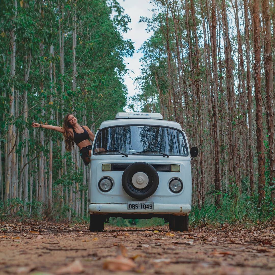 Camila da Silva Moller, Leonardo Moller Pitella e Luna viajam pelo país em uma Kombi. Foto: Desbrava Trip