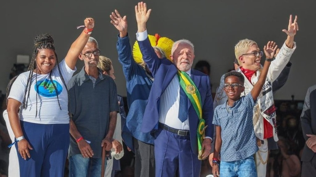 Saiba quem são os brasileiros que entregaram a faixa a Lula Saiba quem são os brasileiros que entregaram a faixa a Lula