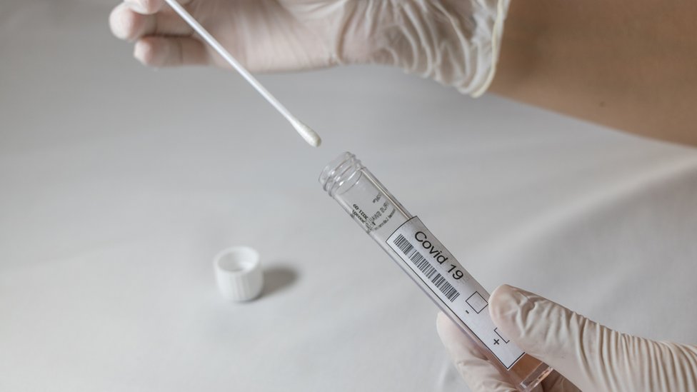 Cotonete e tubo com rótulo 'Covid-19' usados em teste PCR