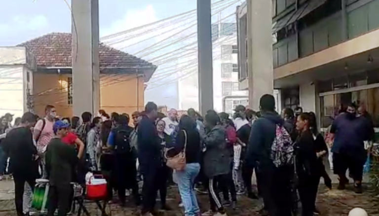 Servidores fazem nova proposta e suspendem greve mas terão manifestação no feriado