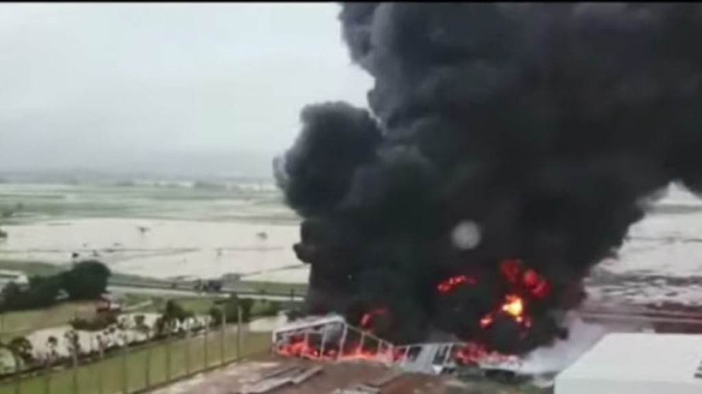 Vídeo: incêndio com fumaça tóxica interdita trechos da BR-101 em SC Vídeo: incêndio com fumaça tóxica interdita trechos da BR-101 em SC