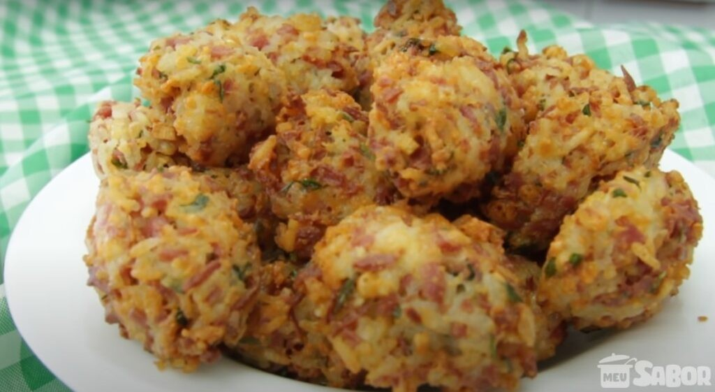 Bolinho de arroz super fácil de fazer! Nunca mais desperdice arroz cozido e surpreenda na cozinha com essa delícia!