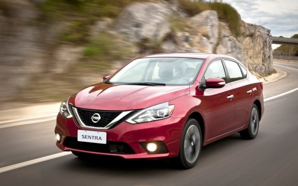 Versa zero quilômetro ou Sentra seminovo? Comparamos os sedãs nas versões CVT