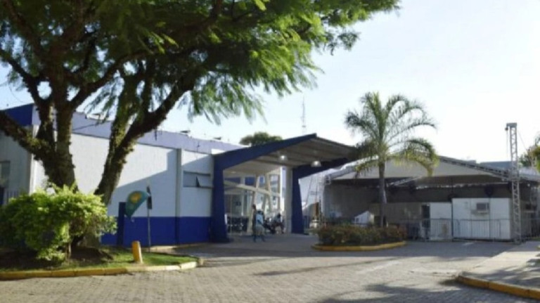 Criança morre atropelada por carro empurrado pelo próprio pai