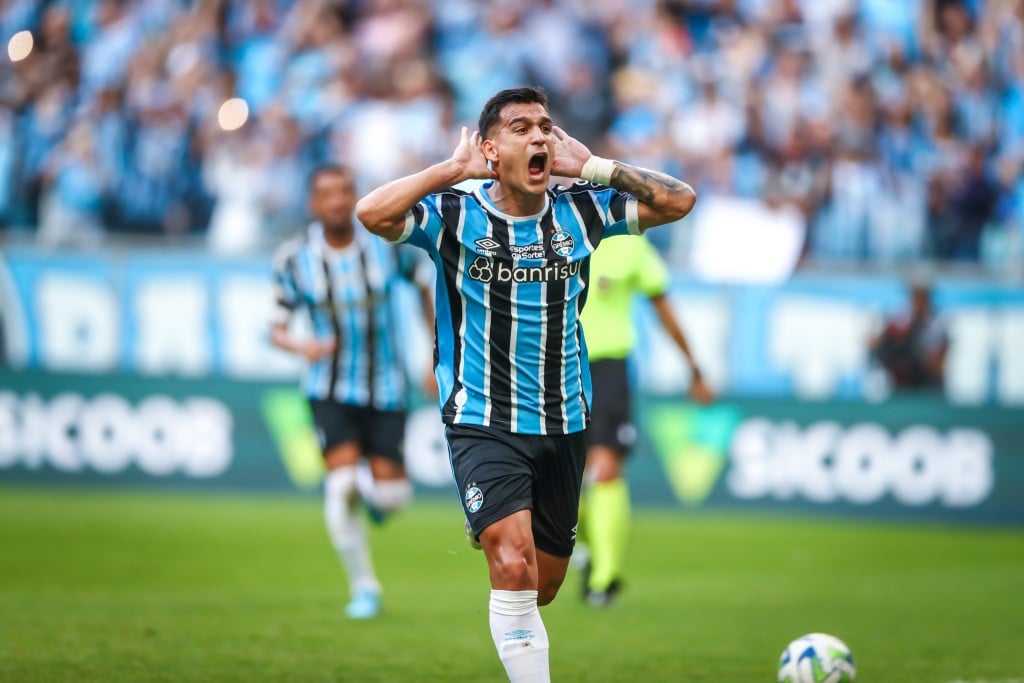 Grêmio goleia o Coritiba e assume vice-liderança do Brasileiro