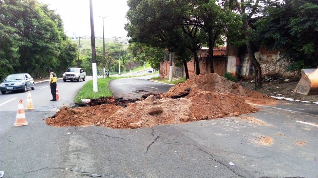 Cratera interdita trecho da Via Expressa na zona sul