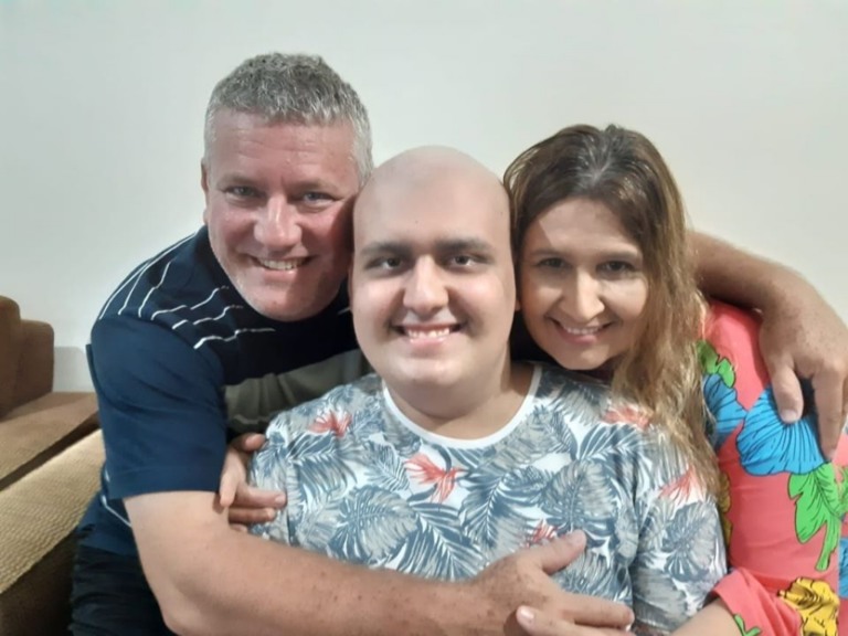 Estudante Edio Sandalo com os pais, Edio Jr e Renata Sandalo – Reprodução