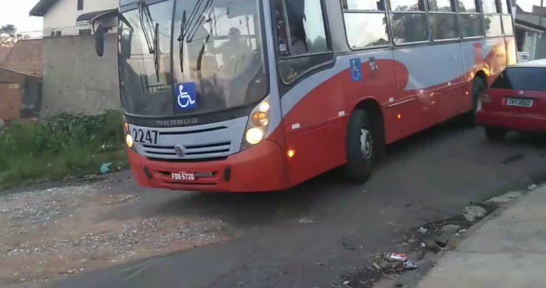 Morador faz vídeo para denunciar buracos; ação judicial pede reparos