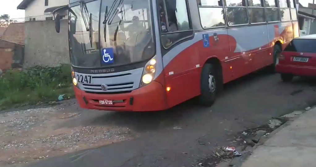 Morador faz vídeo para denunciar buracos; ação judicial pede reparos