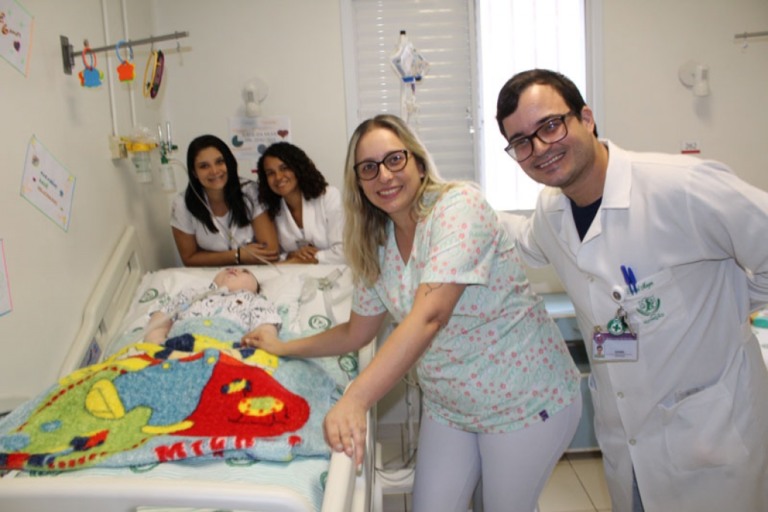Criança internada há cinco anos tem festa de aniversário na Santa Casa de Marília