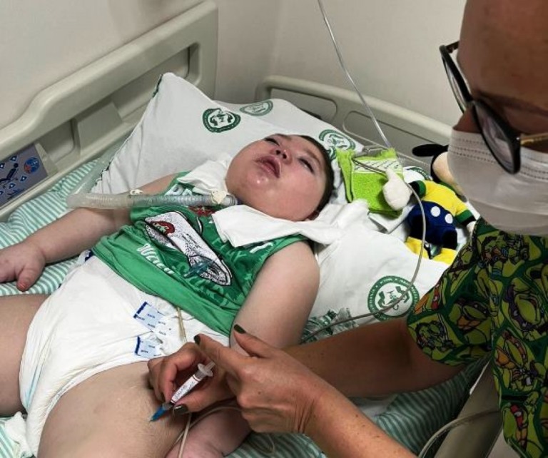 Menino internado há sete anos em Marília recebe vacina contra Covid