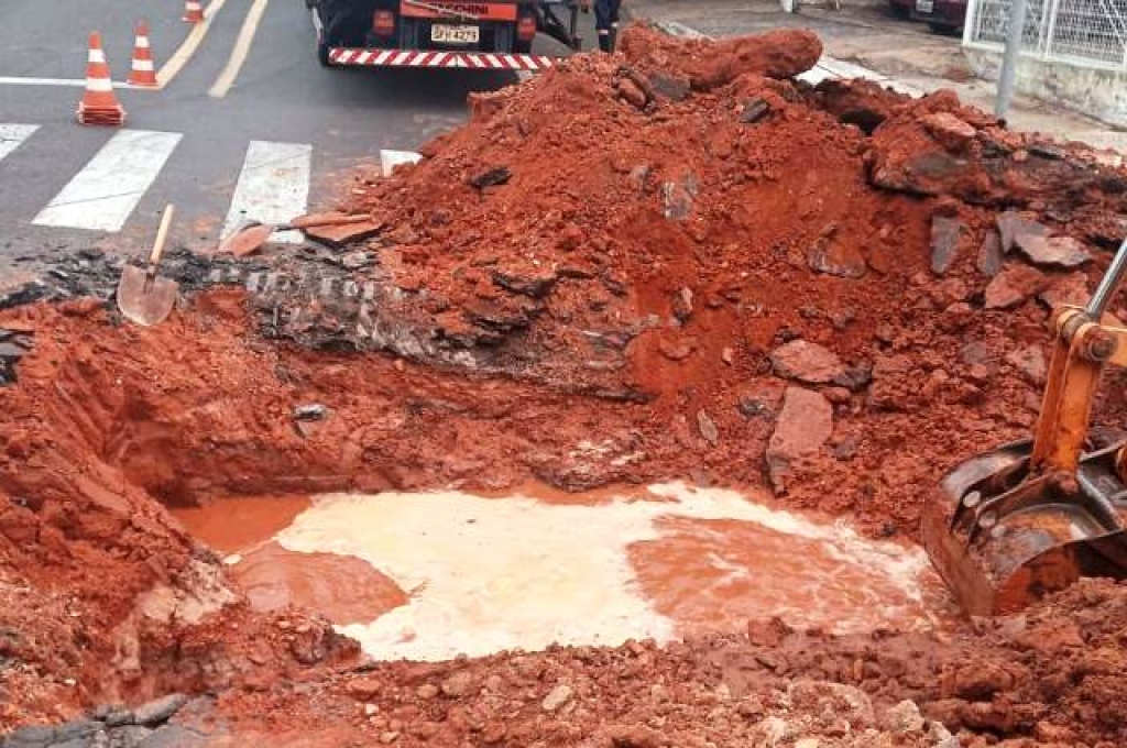 Rede quebra e pode faltar água em bairros da zona oeste de Marília Rede quebra e pode faltar água em bairros da zona oeste de Marília