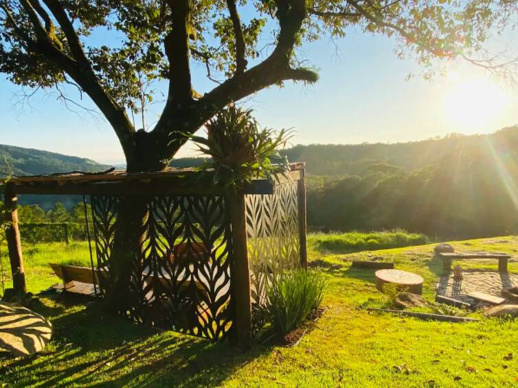 Espaço externo conta com deck de madeira para apreciar vista da Serra do Japi. Foto: Airbnb/reprodução