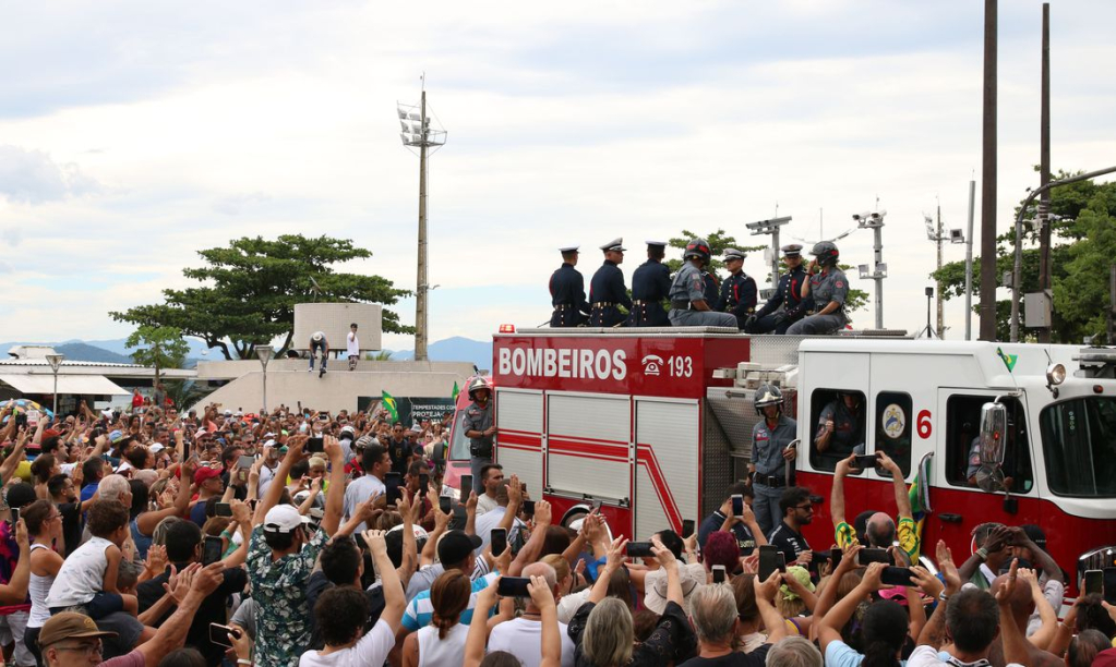 Corpo de Pelé é sepultado após cortejo e homenagens de multidão