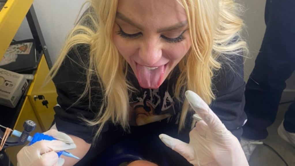 Luísa Sonza tatua amigo e fãs brincam: 'Teu amigo já desistiu da vida'