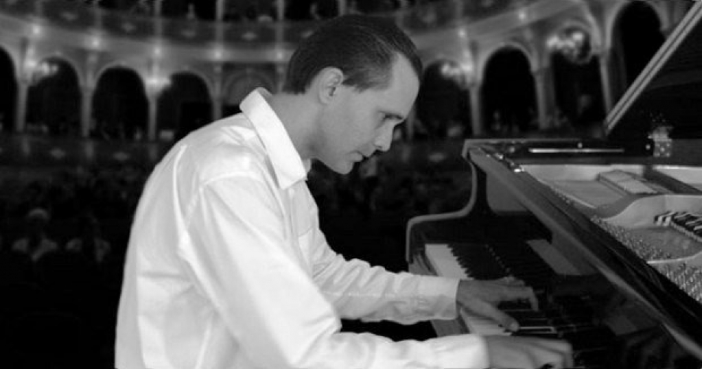 Alexandre Costa lança canções para piano no Teatro Municipal