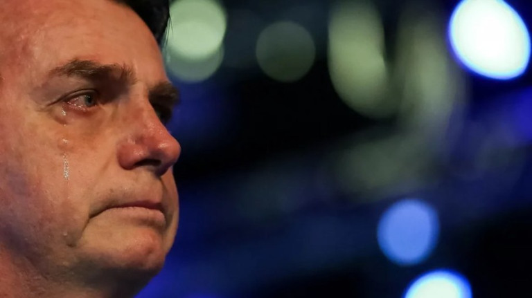 Deprimido, Bolsonaro chora em evento das Forças Armadas e não discursa