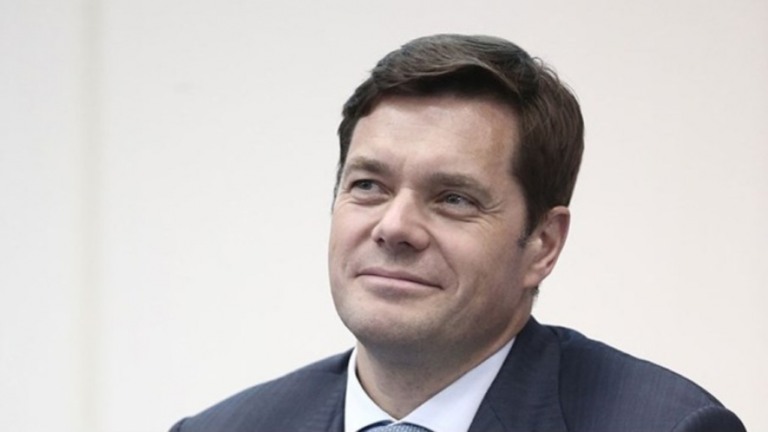 Bilionário russo transfere R$ 5,5 bilhões para esposa em meio à guerra