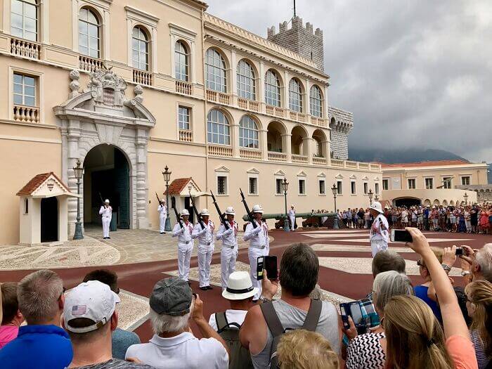 Às 11h15, a fachada do Palácio recebe a cerimônia de troca de guardas. Foto: Dicas de Paris e da França