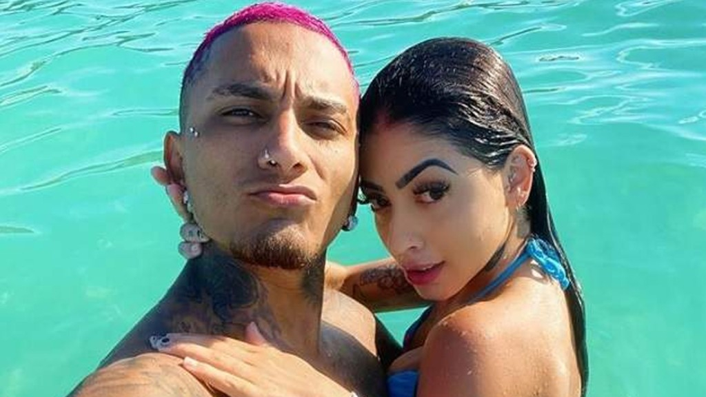 Mirella e Dynho revelam sexo de bebê em evento luxuoso: ‘Barriguinha saliente’