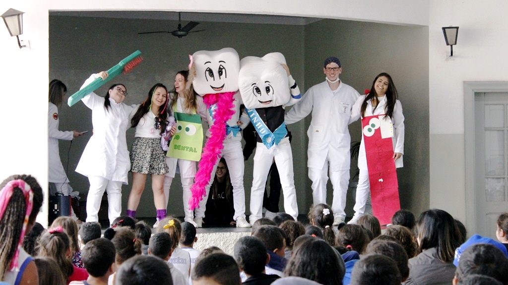 Docentes e estudantes de Odonto vão a escolas ensinar escovação