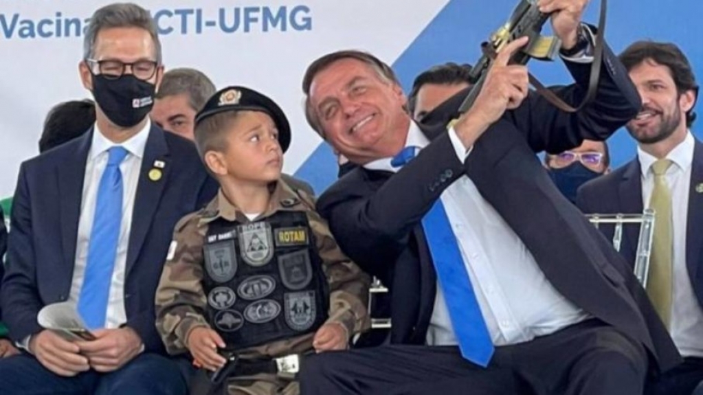 Comitê da ONU repudia Bolsonaro por promover criança com traje militar Comitê da ONU repudia Bolsonaro por promover criança com traje militar