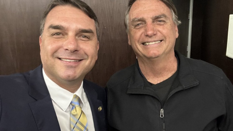 Reprodução/Twitter @FlavioBolsonaro Bolsonaro posa para foto ao lado do filho Flávio após retorno ao Brasil