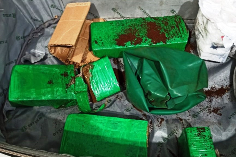 PRF apreende maconha com passageiro de ônibus na BR-153 em Ourinhos