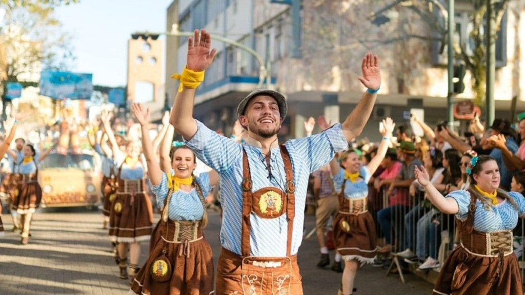 Reprodução/Instagram 26.05.2023 O tradicional desfile típico na Oktoberfest Blumenau, em Santa Catarina