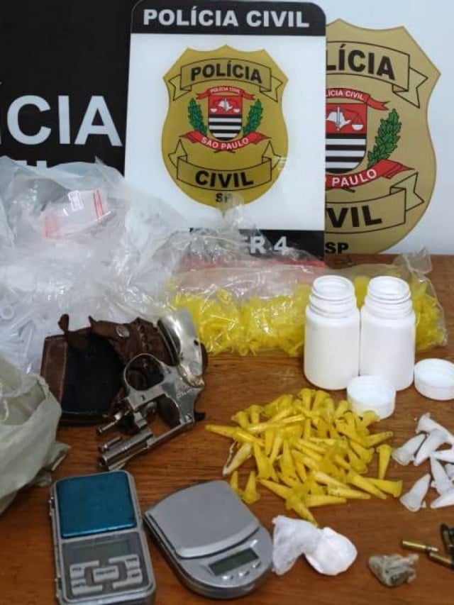 Adolescente apontado como 'gerente do tráfico' é apreendido com drogas e arma