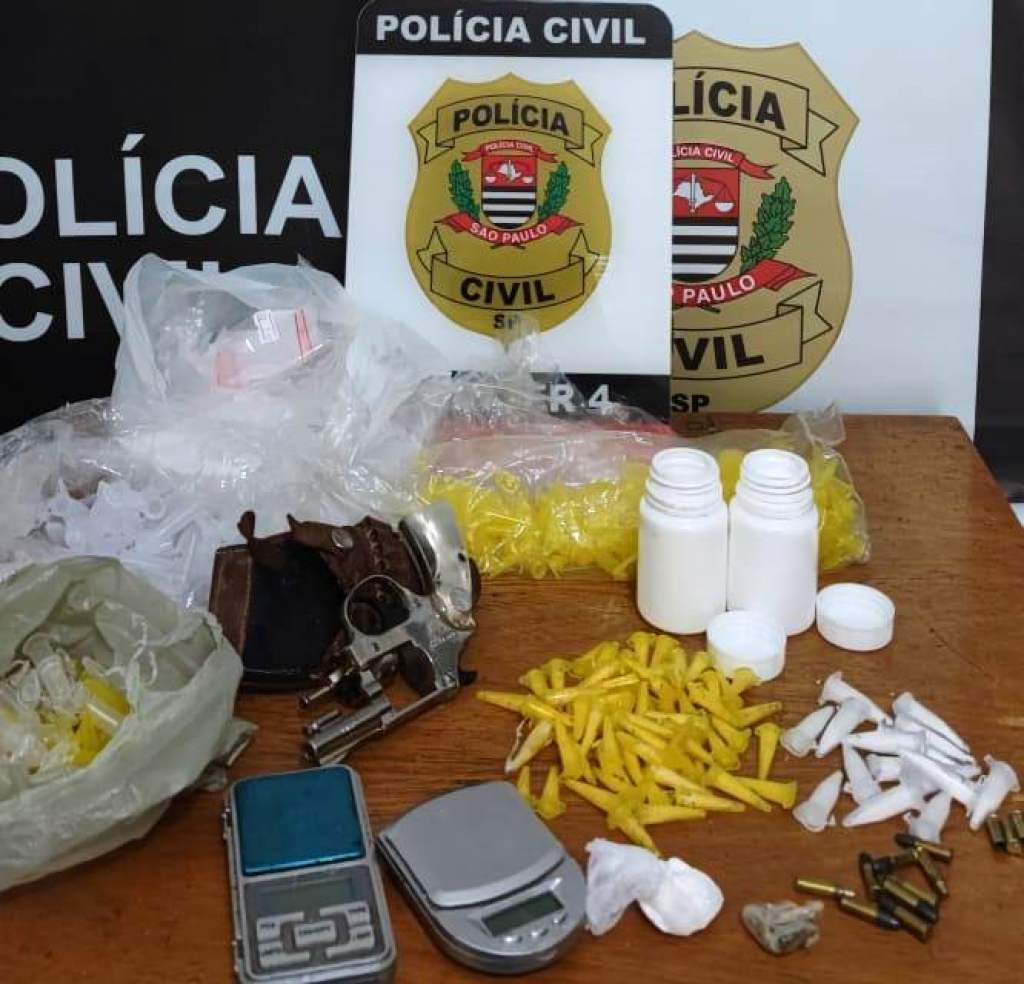 Adolescente apontado como 'gerente do tráfico' é apreendido com drogas e arma
