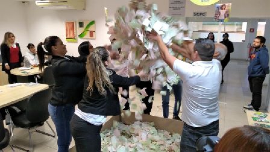Consumidora e comerciária ganham duas vezes em sorteios da Acim Consumidora e comerciária ganham duas vezes em sorteios da Acim