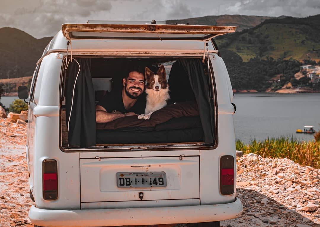 Camila da Silva Moller, Leonardo Moller Pitella e Luna viajam pelo país em uma Kombi. Foto: Desbrava Trip