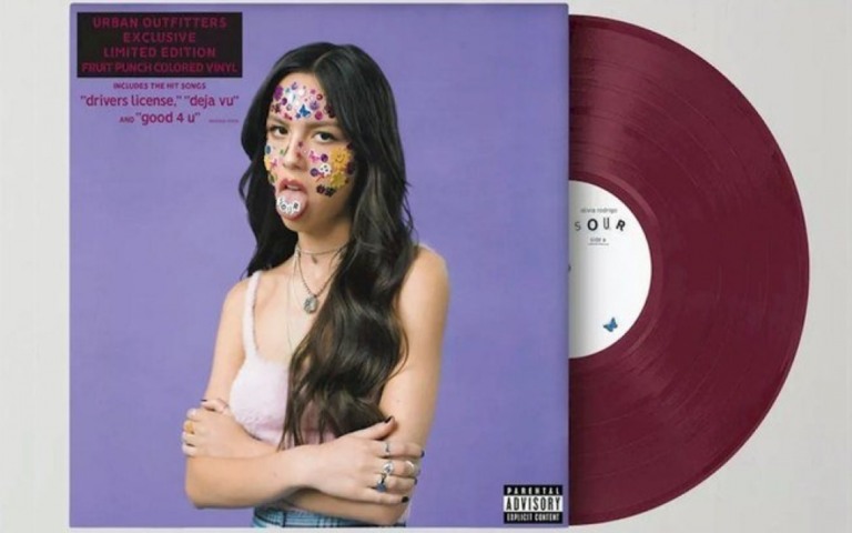 Olivia Rodrigo lança "Sour" em vinil colorido