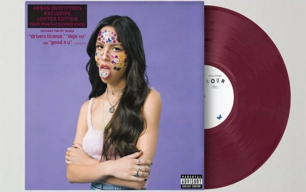 Olivia Rodrigo lança "Sour" em vinil colorido