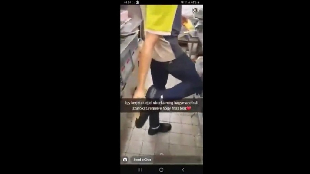 McDonald's demite empregado por passar queijo na sola do sapato; veja o vídeo