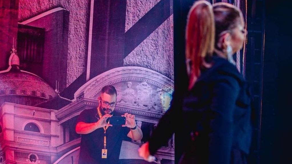 Homenagens marcam culto em memória de Marília Mendonça e produtor Homenagens marcam culto em memória de Marília Mendonça e produtor