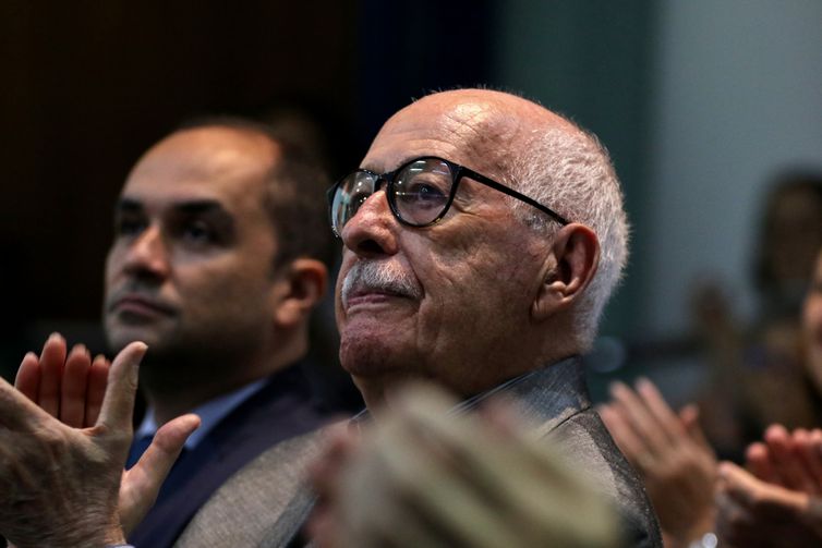 Rio de Janeiro (RJ), 14/11/2023 - O escritor mineiro Silviano Santiago recebe o Prêmio Camões 2022, em solenidade no Auditório Machado de Assis, na sede da Biblioteca Nacional, centro da cidade. Foto: Tânia Rêgo/Agência Brasil