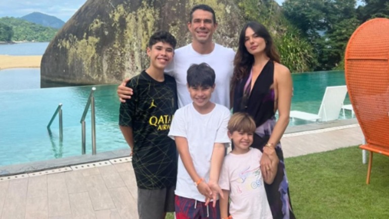 Marcus Buaiz curte hotel luxuoso com filhos e Isis: ‘Eu Amo o que nós somos juntos ‘