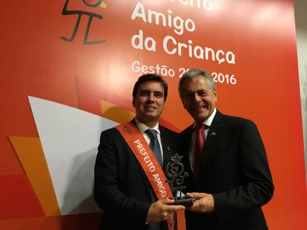 Prefeito recebe prêmio da Abrinq por atendimento a crianças