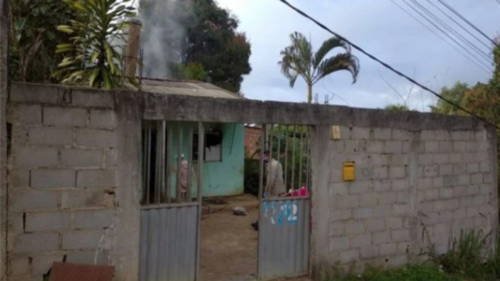 Duas crianças são encontradas carbonizadas após incêndio em casa no ES