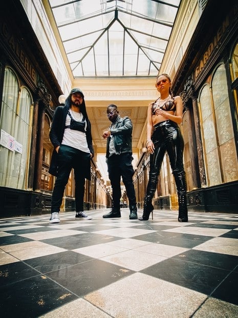 Grupo Ella %26 The Pepperjuice em gravação de clipe em Paris