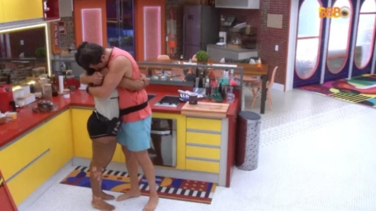'BBB 22' Natália pede desculpas a Gustavo após madrugada de brigas