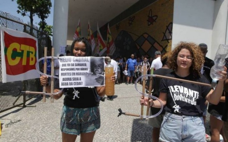Grupo protesta contra privatização e contaminação de água da Cedae