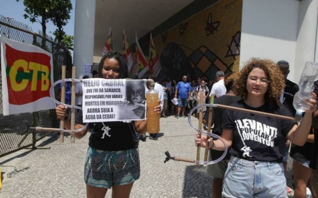 Grupo protesta contra privatização e contaminação de água da Cedae