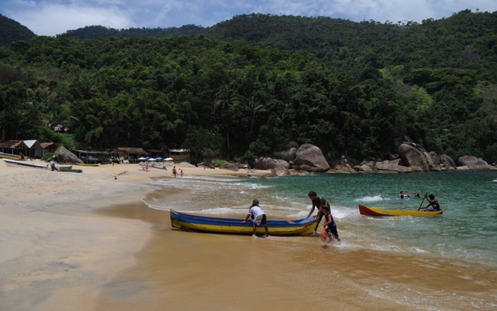 Turista estrangeiro morre e namorada é estuprada, em Paraty