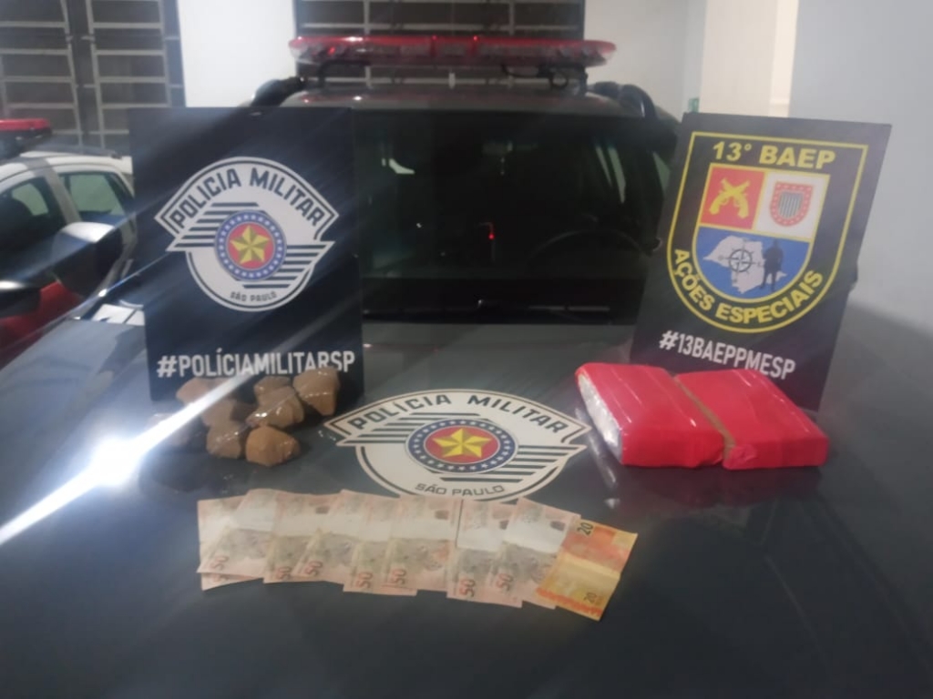 Motorista preso com 3,2kg de maconha tenta subornar policiais em Marília Motorista preso com 3,2kg de maconha tenta subornar policiais em Marília